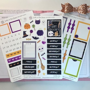 Può includere: Un set di adesivi per planner a tema Halloween con un gatto nero, un fantasma, un cappello da strega, un calderone, caramelle, uno scheletro e un cartello che dice "Get Spoopy". Gli adesivi sono su uno sfondo bianco e sono perfetti per aggiungere un tocco spettrale al tuo planner.