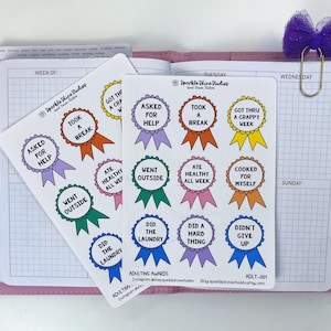 Könnte beinhalten: Ein Set aus drei Keramikbechern mit gesprenkelter, matter Oberfläche. Die Becher sind in den Farbtönen Creme, Hellgrau und Dunkelgrau gehalten. Jeder Becher hat ein schlichtes, minimalistisches Design und einen abgerundeten Henkel.