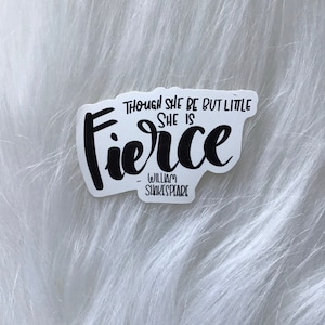 Può includere: Un adesivo bianco con testo nero che dice "Though she be but little she is fierce - William Shakespeare".