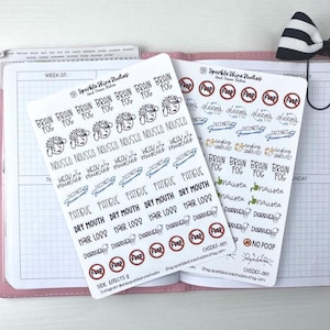 Op de afbeelding: Twee vellen handgetekende stickers met illustraties en tekst over bijwerkingen, waaronder "Brain Fog", "Vermoeidheid" en "Misselijkheid". Deze stickers zijn ontworpen voor gebruik in een planner of dagboek.