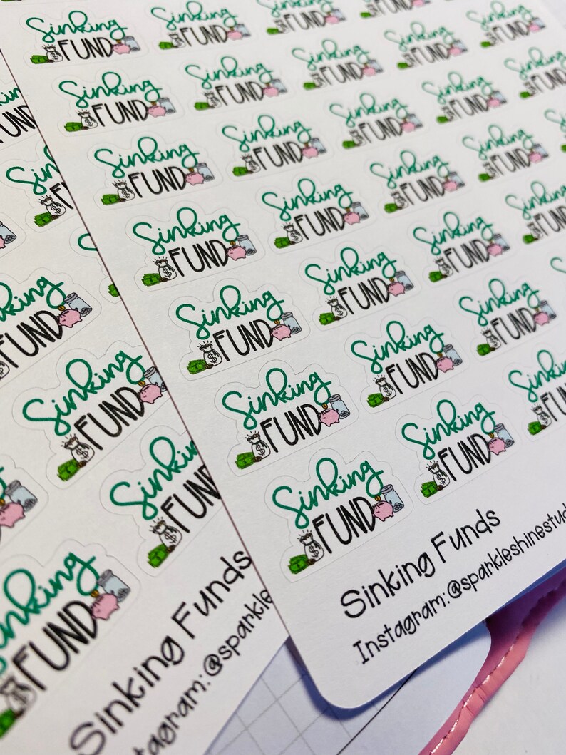 Puede incluir: Una hoja de pegatinas con el texto "Sinking Fund" en letras verdes. Las pegatinas muestran una alcanc&iacute;a, bolsas de dinero y monedas. El texto "Sinking Funds" tambi&eacute;n est&aacute; escrito en letras negras en la parte inferior de la hoja. El texto "Instagram:@sparkleshinestudios" est&aacute; escrito en letras negras debajo del texto "Sinking Funds".