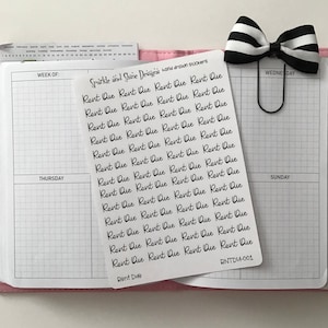 Op de afbeelding: Een vel wit papier met zwarte tekst die meerdere keren "Rent Due" zegt. Het papier is gelabeld met "Sparkle and Shine Designs handgetekende stickers" en "RNTDU-001".