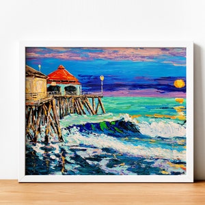 Puede incluir: Una pintura de un muelle con un edificio de techo rojo sobre él, que se extiende sobre un océano azul con olas blancas rompiendo contra él. El sol se está poniendo en el fondo, proyectando un brillo dorado sobre el agua.