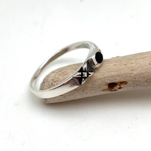 Zwarte onyx bloem zilveren ring / onyx bloem zilveren band 4-10 / onyx stapelring 3,6 mm / onyx damesring / 925