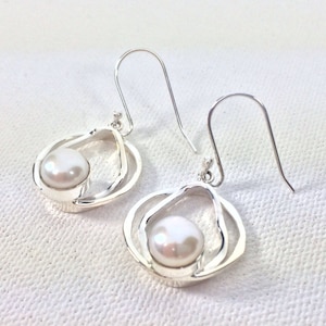 Natural Pearl Earrings Set in 925 Sterling Silver // Hammered Finish // Geometric Shape // 6.9 Grams
