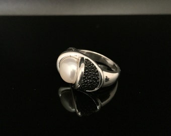 Silver Pearl Ring with Sting Ray // 925 Sterling Silver // Contrast Black Pattern  //  Natural South Sea Pearl