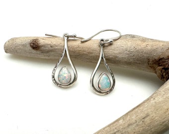 Boucles d'oreilles en opale blanche 25 mm // Boucles d'oreilles en argent en forme de larme d'opale blanche // Boucles d'oreilles en opale de Bali // Argent sterling 925