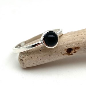 Zwarte onyx zilveren ring 4-10 / eenvoudige zwarte onyx zilveren ring / kleine onyx ring / 925 zilver