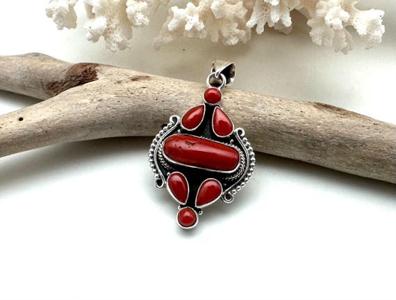 Collier Grand En Corail Rouge De Corse - 40 Grammes - Longueur 40 Cm - Pendentif Feuille - Occasion