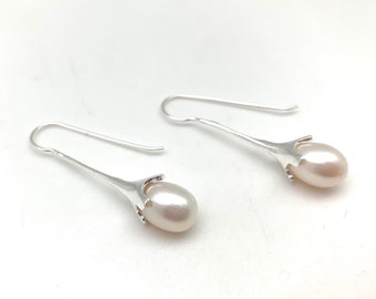 White Pearl Threader Earrings / White Pearl Long Earrings / Pearl Silver Stick Earrings / Modern White Pearl Silver Dangly Earrings / 925
