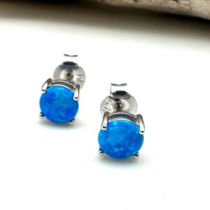 Örhängen med blå opal 5 mm // Runda örhängen med blå opal // 925 sterlingsilver // Oktober födelsesten