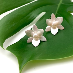 Silver Pearl Post Earrings // Flower Post Pearl Earrings // White Pearl Studs // 3D Flower Post Earrings // 925 Sterling Silver