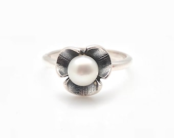 Pearl Ring // Floral 925 Sterling Silver Setting // Natural Pearl Ring // Silver Pearl Ring // Pearl Jewelry