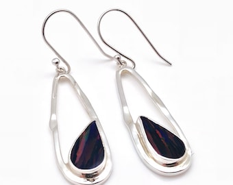 Boucles d'oreilles opale rouge // Sertissage martelé en forme de larme // Boucles d'oreilles opale violette // Pierre de naissance d'octobre // Boucles d'oreilles opale