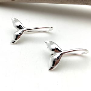 クジラのしっぽのシルバーイヤリング / クジラのシルバーイヤリング / ベストセラーのクジラのしっぽのシルバースレダー / 20 mm クジラのしっぽ / 925 スターリングシルバー