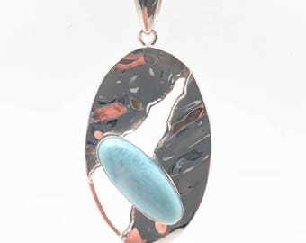 Larimar Anhänger // 925 Sterling Silber // Leicht gehämmerte ovale Fassung // Blauer Larimar Anhänger // Sterling Larimar Anhänger