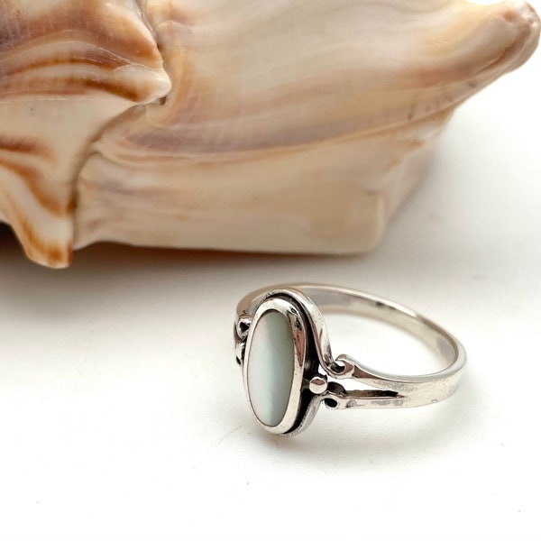 Mother of Pearl Silver Vintage Inspired Ring 4-10 / White Shell Silver Ring / MOP Silver / Bali Ring 925 Silver