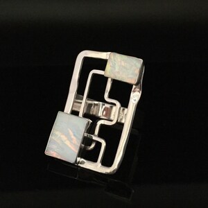 Ring White Opal // 925 sterlingzilver // Gehamerde geometrische setting // Fire Opal Ring // Maat 7 // Opal Ring // Sterling Opal Ring