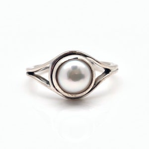 Simple Pearl Ring // Oxidized Sterling Silver Setting // Pearl Jewelry