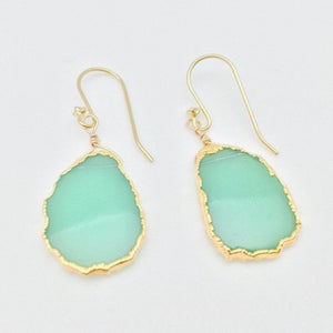 Chrysokoll geschnittene Gold Ohrringe // Freies Form Gold, eingetaucht in 18k Gold Vermeil