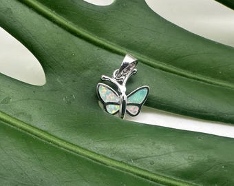 Colgante de mariposa de ópalo blanco de 15 mm // Colgante de mariposa de plata // Collar de mariposa de ópalo // Plata de ley 925