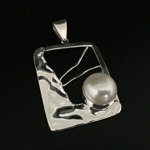 Geometric Free-form Pearl Pendant // 925 Sterling Silver // Hammered Riple Finish
