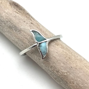 Anillo de plata con cola de ballena de larimar, tallas 6, 7 y 8 / Anillo de plata con múltiples larimar / Anillo minimalista de larimar / Larimar natural / Plata de ley 925