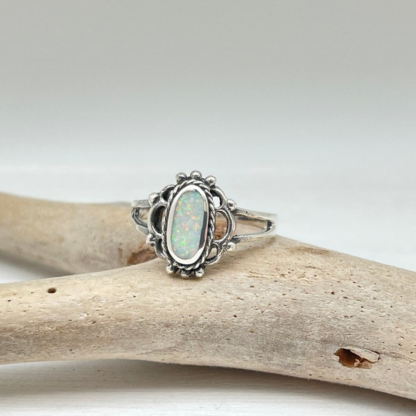 Vintage Design Fire Opal Ring - 925 Sterling Silver - Unisex Opal Ring - Sizes 5 to 10
