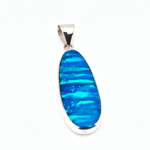 Pendentif opale en argent sterling//pendentif opale bleue//pendentif opale en argent bleu//forme ovale de taille moyenne//bijoux opale