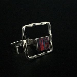 Squared Opal Ring // Purple Opal Ring // Black Fire Opal Ring // 925 sterlingzilver // Gehamerd dubbel vierkant ontwerp // Maat 7