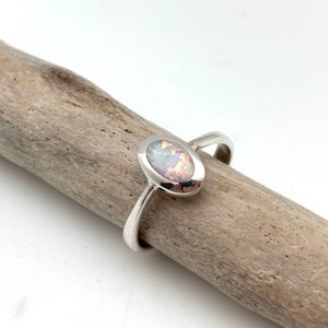 Anillo de plata con ópalo blanco - Anillo moderno y sencillo de ópalo de 10 mm - Anillo pequeño de ópalo - Plata de ley 925 - Anillo unisex de ópalo - Tallas 4 a 10