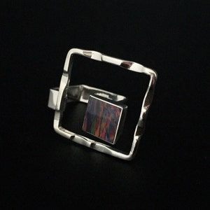 Ring paarse opaal // zwarte vuuropaalring // 925 sterlingzilver // gehamerd dubbel vierkant ontwerp // maat 8