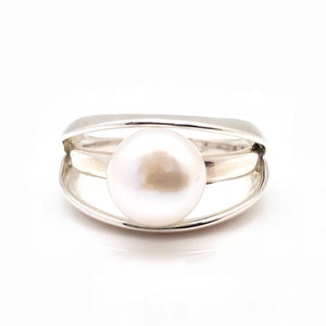 Round White Pearl Ring // Contemporary Silver Setting // Natural Freshwater Pearl Ring // Sizes 6