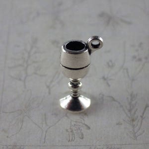 Puede incluir: Encanto de plata en forma de c&aacute;liz o copa. El encanto tiene un bucle en la parte superior para sujetarlo a una pulsera o collar.