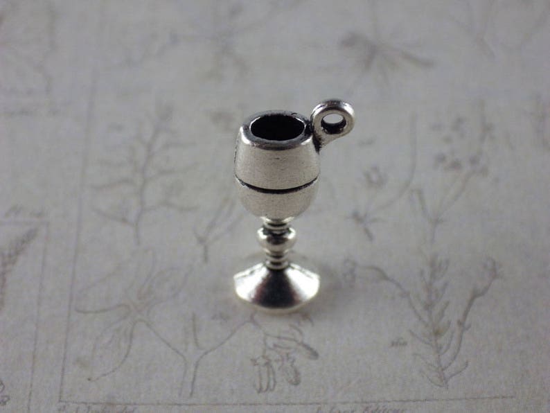 Puede incluir: Encanto de plata en forma de c&aacute;liz o copa. El encanto tiene un bucle en la parte superior para sujetarlo a una pulsera o collar.