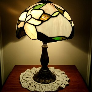Beautiful Tiffany style stained glass table lamp. flowers / floral