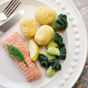 Comida de crochê - salmão assado com batatas, brócolis, endro e um pedaço de limão, diversão na cozinha, Montessori, amigurumi