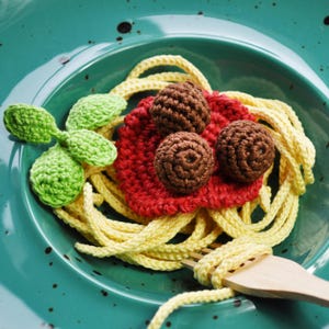 Espaguete de crochê com almôndegas, molho de tomate e manjericão, macarrão, talharim, comida de faz de conta, Montessori, brinquedos amigurumi, Nudeln, Kinderküche