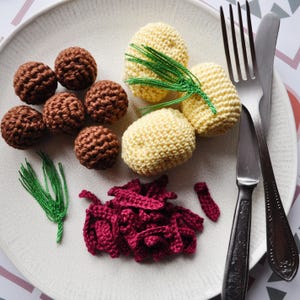 Comida de crochê - almôndegas com batatas, endro e beterraba frita, diversão na cozinha, Montessori, amigurumi