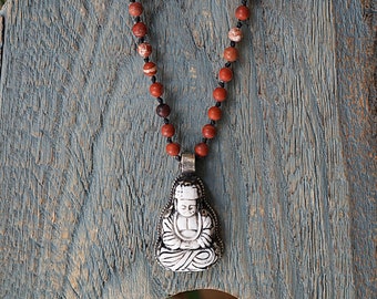 Handgjort halsband med jaspispärlor: Buddha-hänge i vit onyx