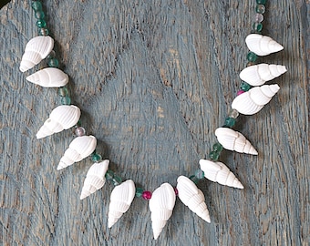 Collar de conchas hecho a mano: Joyería de verano con piedra semipreciosa de ágata