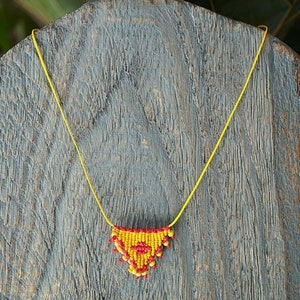 Handgemachte Makramee Kette: Boho Häkel Amulett mit Glasperlen