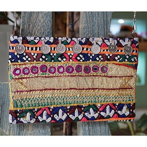 Borsa indiana in stile boho ricamata: borsetta etnica perfetta per le feste.