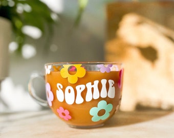 Spersonalizowany szklany kubek w stylu retro z kwiatowym motywem – kubek do kawy z własnym imieniem, kolorowy wzór stokrotek, uroczy prezent dla przyjaciół, mamy lub miłośników herbaty