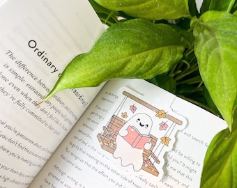 Fantôme livresque sur la balançoire, marque-page magnétique scintillant, fantôme lisant un livre, marque-page livresque, cadeaux littéraires, cadeau pour amateur de livres, cadeau pour lecteur