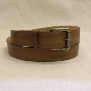 Cinturón de cuero de brida italiano hecho a mano - 1.25 &quot; de ancho cosido a mano, cinturón tedado a mano - hebilla de rodillo de latón antiguo, elección de 5 colores, Reino Unido