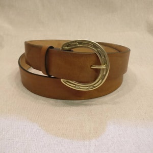 Cinturón de cuero de brida italiano hecho a mano - 1.25 &quot; ancho cosido a mano, teñido a mano cinturón - hebilla de herradura de latón sólido, elección de 5 colores, Reino Unido