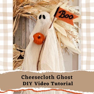 Puede incluir: Decoración de Halloween con un fantasma de gasa que sostiene una pequeña calabaza naranja y una bandera con la palabra "Boo". El fantasma está colocado sobre un fondo de hojas de maíz secas y una puerta de madera. El texto "Cheesecloth Ghost DIY Video Tutorial" está en la parte inferior.