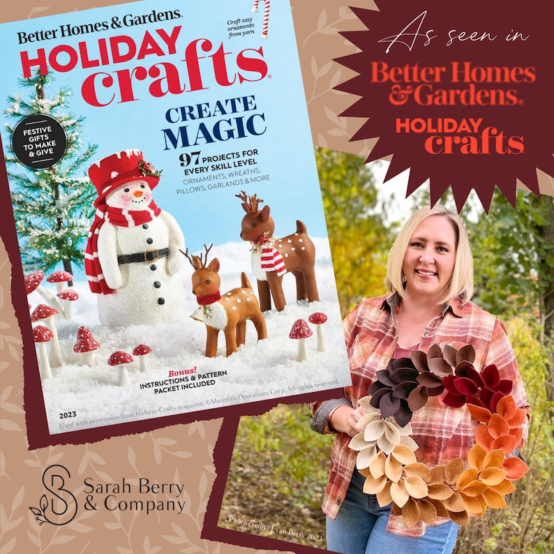 Op de afbeelding: Een tijdschriftcover voor Better Homes & Gardens Holiday Crafts met een sneeuwpop, twee herten en rode en witte paddenstoelen. De tekst op de cover luidt "Create Magic" en "97 Projects for Every Skill Level". Het tijdschrift wordt vastgehouden door een vrouw die een geruit overhemd en een spijkerbroek draagt, en een krans van viltbladeren in tinten bruin, oranje en rood vasthoudt.
