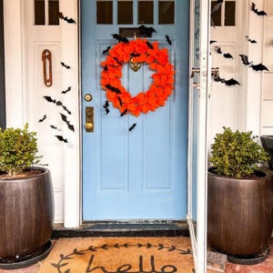 Halloween Wreath Felt Orange & Black Bats Spooky Decor Front Door Hanger Seasonal Decorations Haunted House Sarah Berry and Company afbeelding 10